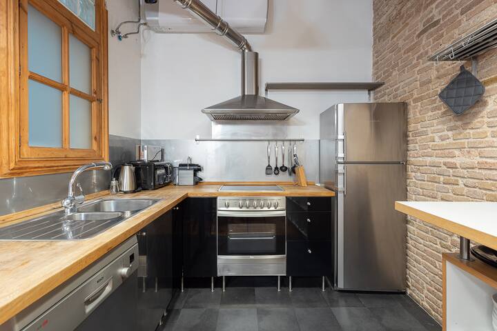 Charming Art Nouveau Plaza Catalunya gallery image 2