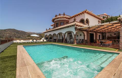 Nice home in Malaga with jacuzzi
