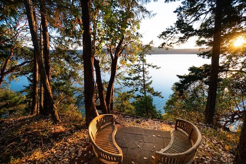 Magical Beachfront, Hot Tub, Private, Spacious