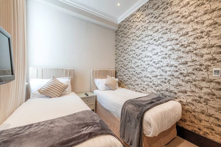 South Kensington – Deluxe 2 Bedroom Apartment gallery image 4