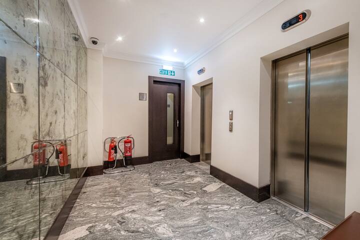 South Kensington – Deluxe 2 Bedroom Apartment gallery image 2