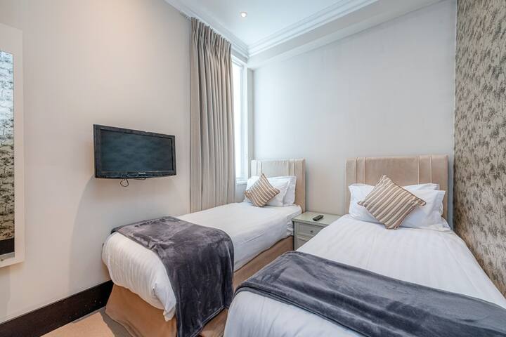 South Kensington – Deluxe 2 Bedroom Apartment gallery image 3