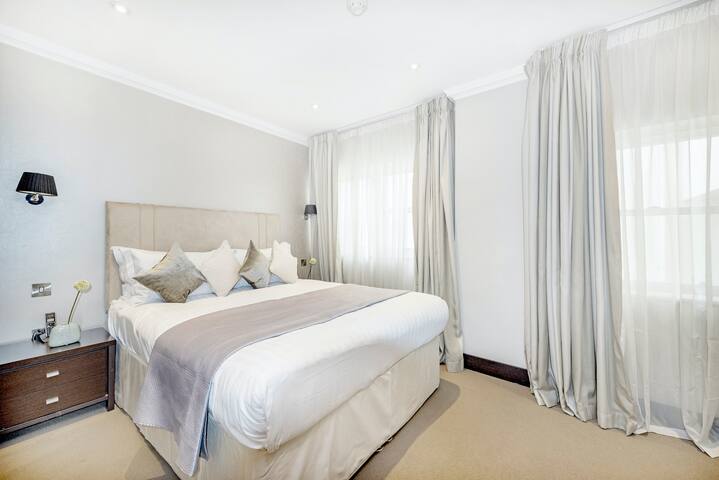 South Kensington – Superior 2 Bedroom Apartment gallery image 5