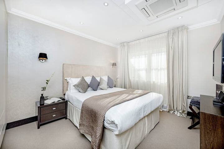 South Kensington – Superior 2 Bedroom Apartment gallery image 4