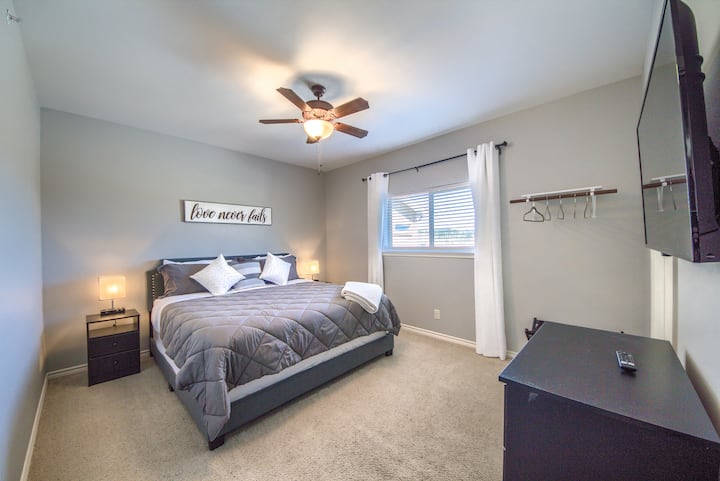 Chumba Mahiri cha kulala kilicho na kitanda cha ukubwa wa King!