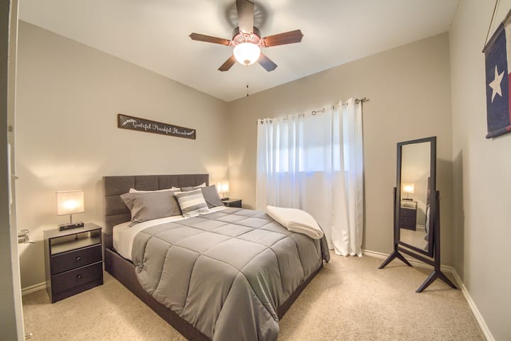 Chumba cha kulala cha 3 kilicho na kitanda cha ukubwa wa malkia.