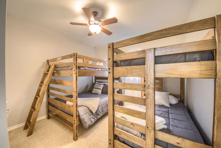 Chumba cha ghorofa kilicho na vitanda viwili kamili vya ghorofa!