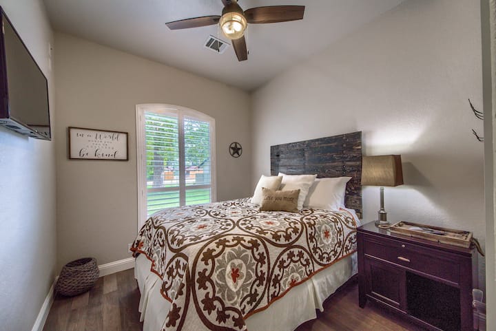 Tercer dormitorio con cama tamaño queen. 