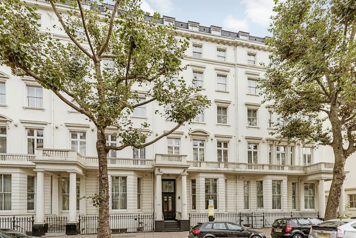 South Kensington – Superior 3 Bedroom Apartment