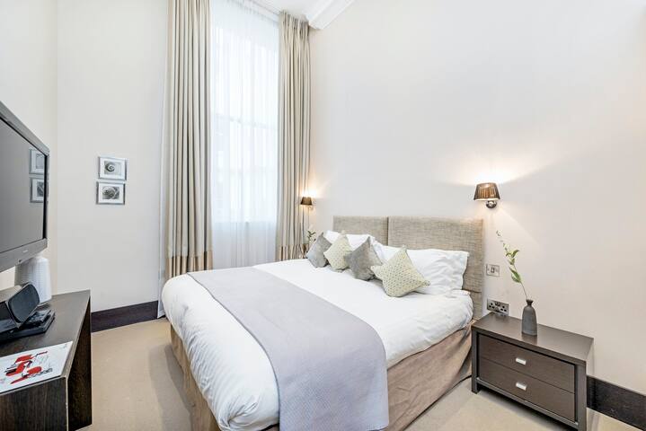 South Kensington – Superior 3 Bedroom Apartment gallery image 4