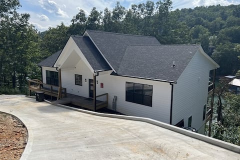 Lakefront double slip dock w/ slide 7 bdrms, 9bath