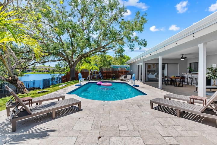 Florida Dream Home: Pool, Lakeview & Game Room ~