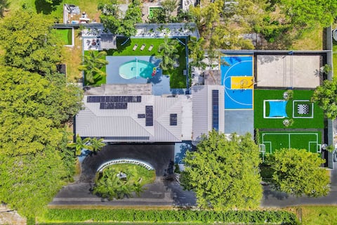 8BR Resort w/ Pool & Tons of Games - 22 Guests