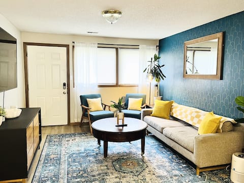 Mid Century Modern 3 Bed home w/garage