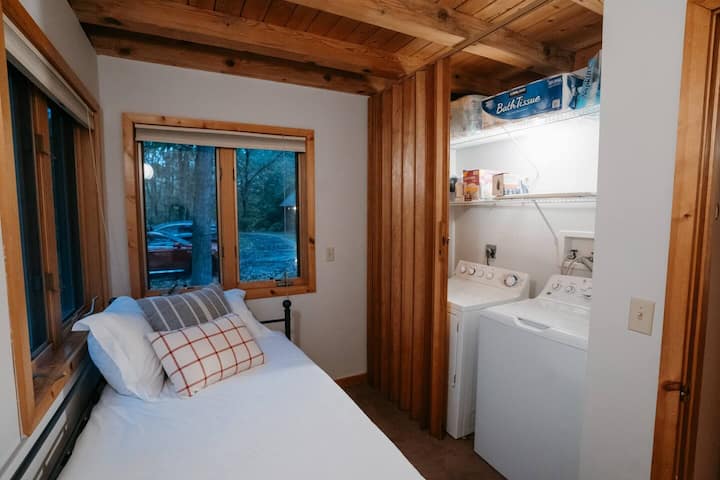 Спалня с 2 отделни легла и пералня