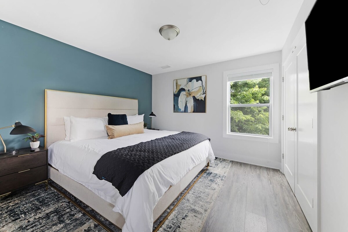 精心布置的卧室，配有平静的色调