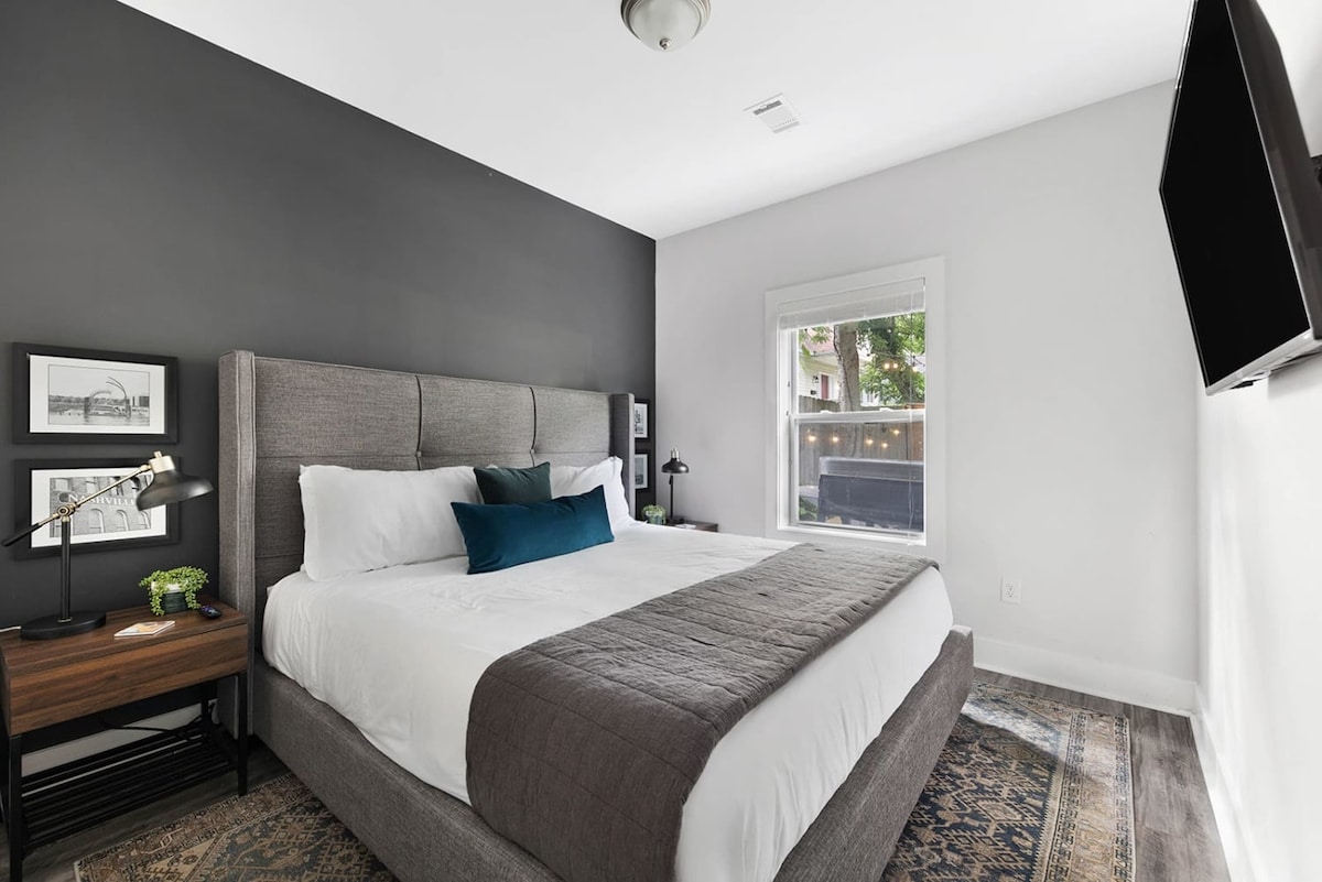 优雅放松的卧室，配有毛绒床上用品
