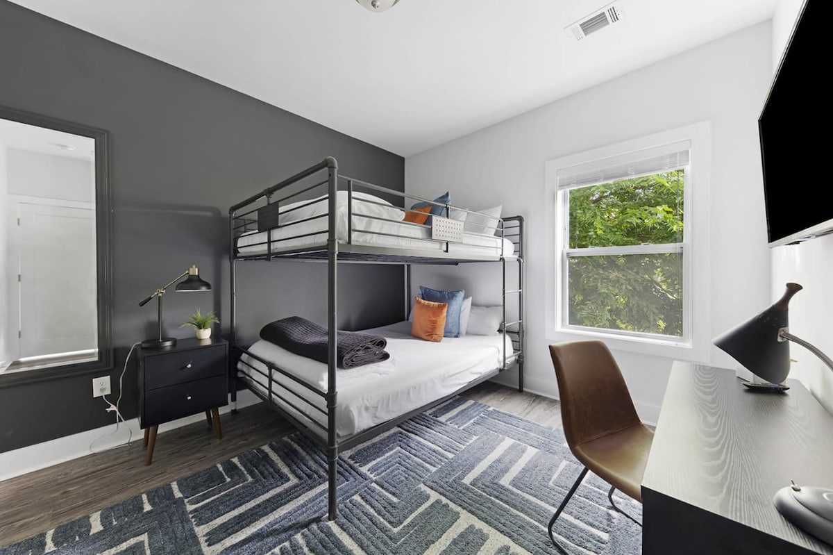 带智能电视和书桌的双层床房