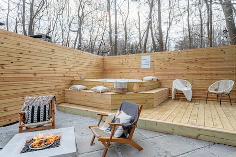 Midcentury cabin! Hottub & Game Room, Waterparks!