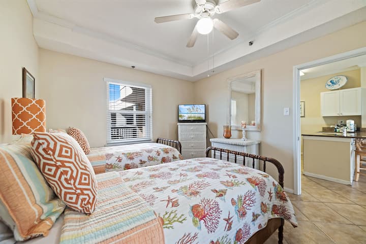 Një dhomë gjumi e gjithanshme me dy krevate dopio, ideale për familjet ose miqtë që udhëtojnë së bashku, me një atmosferë të rehatshme dhe mikpritëse.