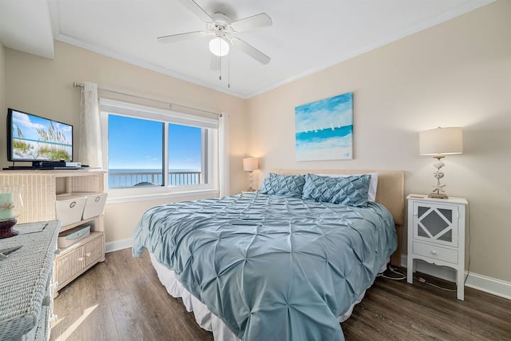 Kjo dhomë gjumi simpatike ofron një krevat të rehatshëm me shtroja plot gjallëri, të plotësuar me zgjidhje praktike magazinimi. Një hapësirë e këndshme për t 'u çlodhur.