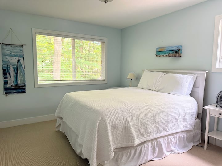 Ubicado en el piso de arriba con vistas a los árboles y una lujosa cama tamaño queen, este tranquilo dormitorio está hecho para mañanas lentas, ventanas abiertas y un sueño profundo y fácil.