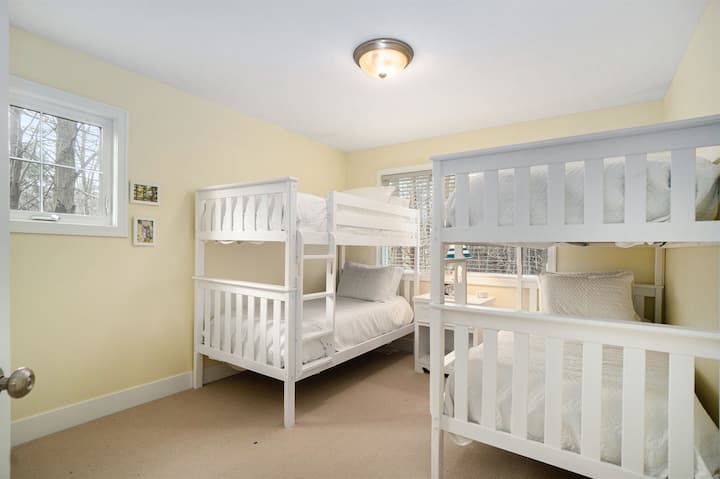 Dormir cuatro, hecho. Susurrar después de apagar las luces, hecho. Reclama tu litera y que comiencen las aventuras.