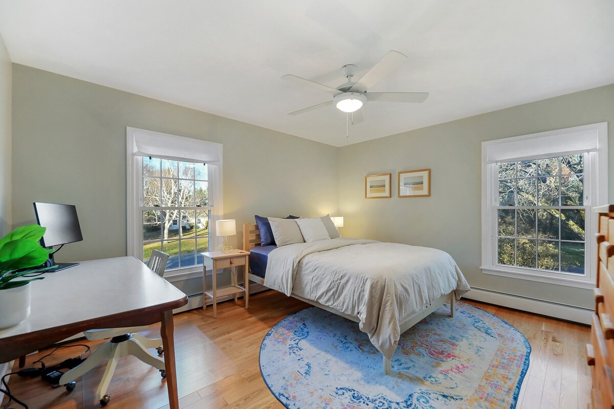 Dormitorio3. Cama tamaño Queen.  Con espacio para una enorme mesa de trabajo.