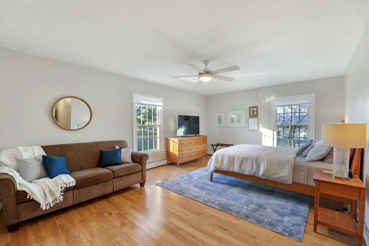 La vista al entrar en el dormitorio principal muestra una cómoda zona de sofá y mucho espacio