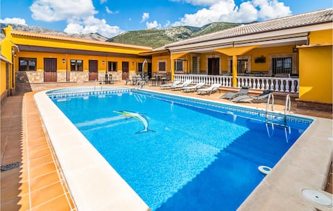Cozy home in Priego de Cordoba with WiFi
