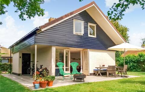 Nice home in Brouwershaven with WiFi