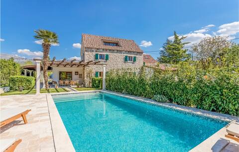 Stunning home in Solin with WiFi
