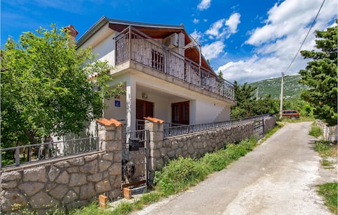 3 bedroom gorgeous home in Karlobag