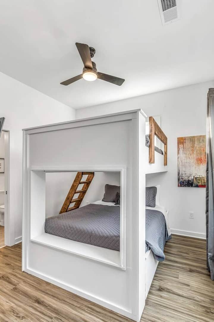 Chumba cha 3 cha kulala - Queen over Queen bunk w private attached full bath
