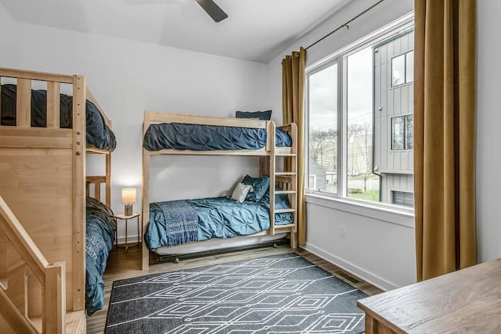 Chumba cha kulala cha 6 - seti 2 za Twin/Twin Bunks. Kiwango cha 2.
