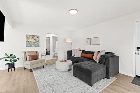 Contemporary 1BR, Fast WiFi, Pet-Friendly