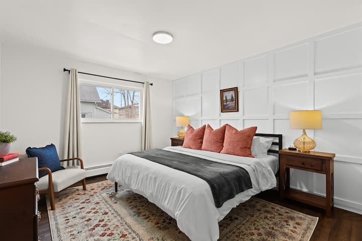 Spacious 2BR Flat | King Bed | Downtown Mt.Clemens