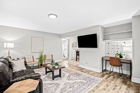 Prime Location! King Bed near Mt. Clemens Downtown