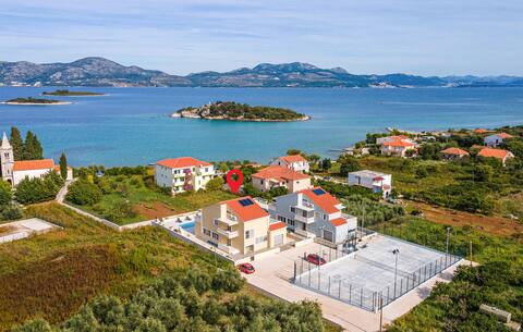 Lovely home in Sreser with jacuzzi