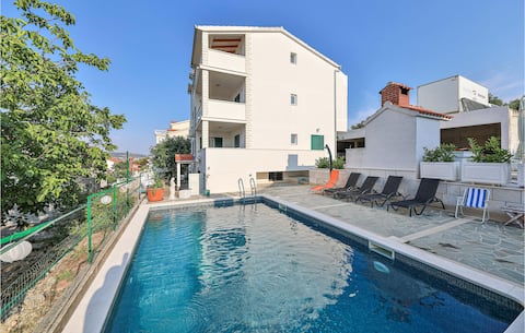 Nice apartment in Okrug Donji with WiFi
