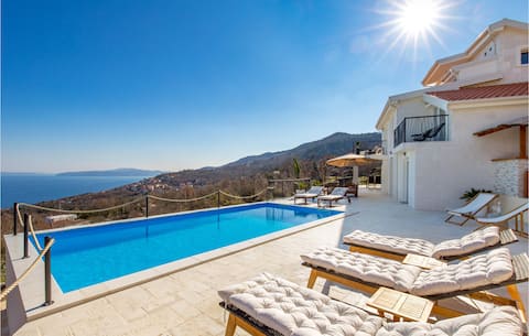 Top performing Airbnb: Stunning home in Poljane in Poljane