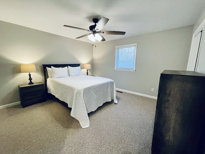 Duplex 2 - Bedroom 2 with queen size bed