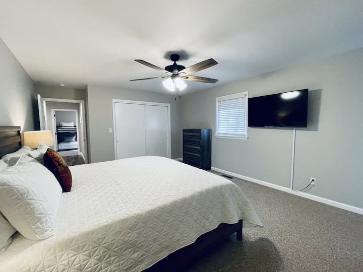 Duplex 2 - Primary bedroom with king size bed and en suite