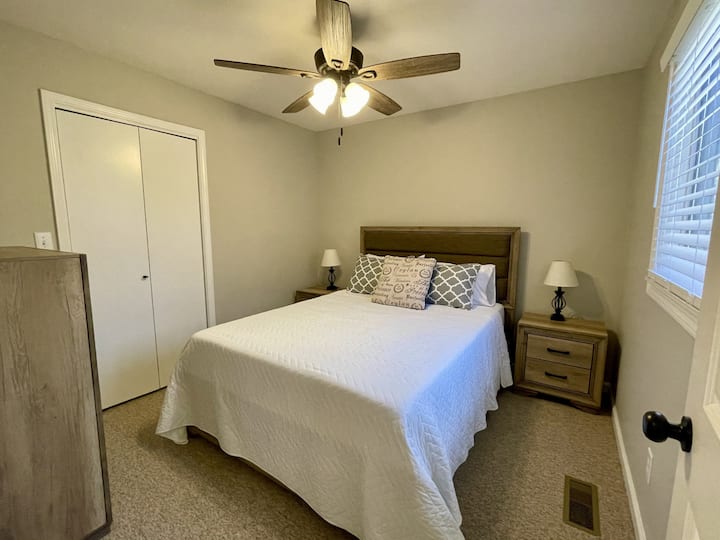 Duplex 1 - Bedroom 2 with queen bed