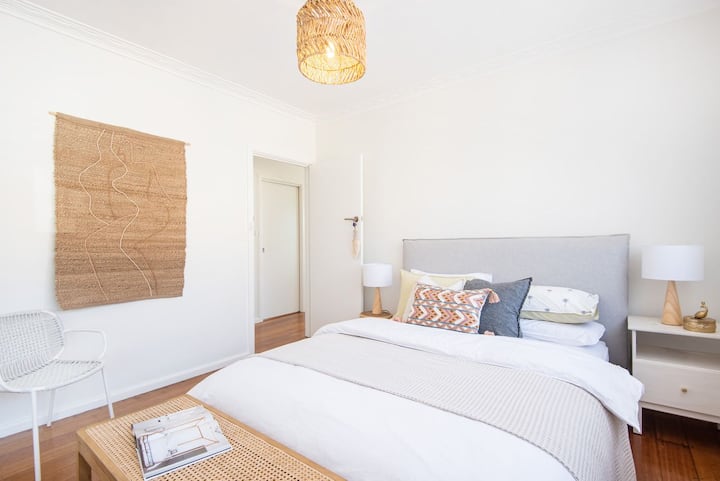 Dormitorio principal con cama queen