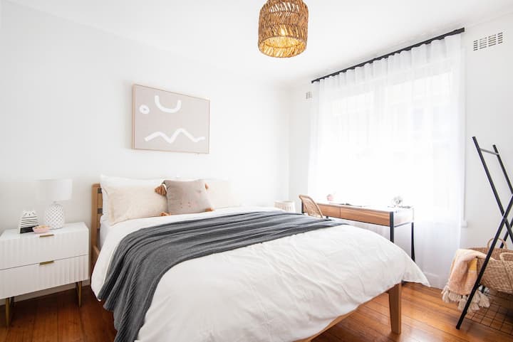 Dormitorio 2 con cama tamaño queen.