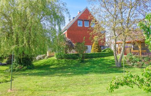 Awesome home in Drochtersen with kitchen