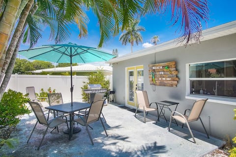 Beach Life by the Gulf- Charming & Fully Equipped!