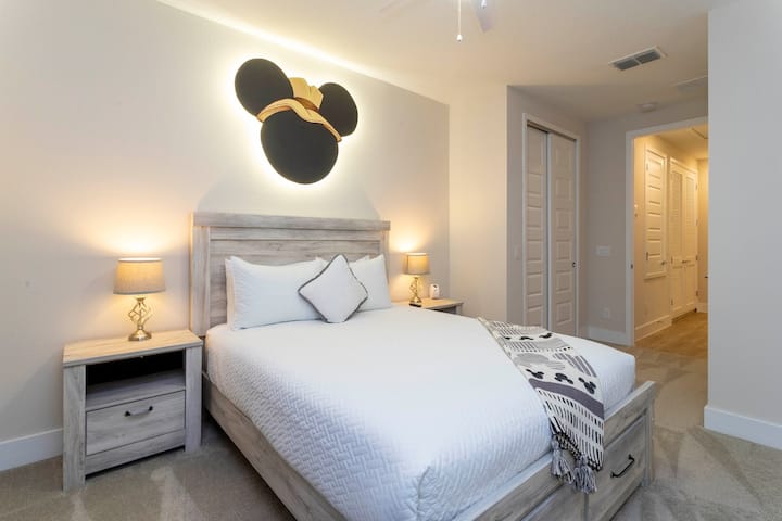 Una cama tamaño queen para toda la comodidad familiar