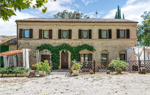 Nice home in Macerata with WiFi